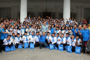 Para pengurus dan guru didikan Lembaga Indonesia Cerdas berfoto bersama Gubernur DKI Jakarta