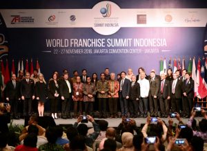 Presiden Joko Widodo berfoto bersama peserta pameran Waralaba dan UKM di Indonesia Dalam Rangka World Franchise Summit_ Indonesia (WFSI) 2016 di Jakarta