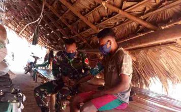 Satgas Pamtas Yonarmed 6/3 Kostrad Door To Door Beri Layanan Kesehatan dan Edukasi Warga Patuhi Prokes